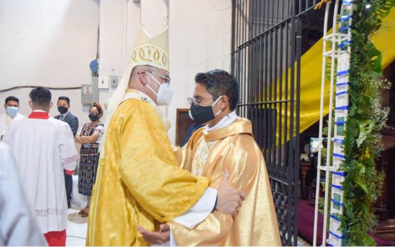 La iglesia se alegra por la ordenación de Juan Carlos&nbsp;Chay