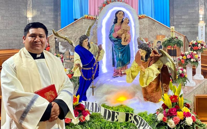 La labor del padre Elías con la nueva generación de misioneros